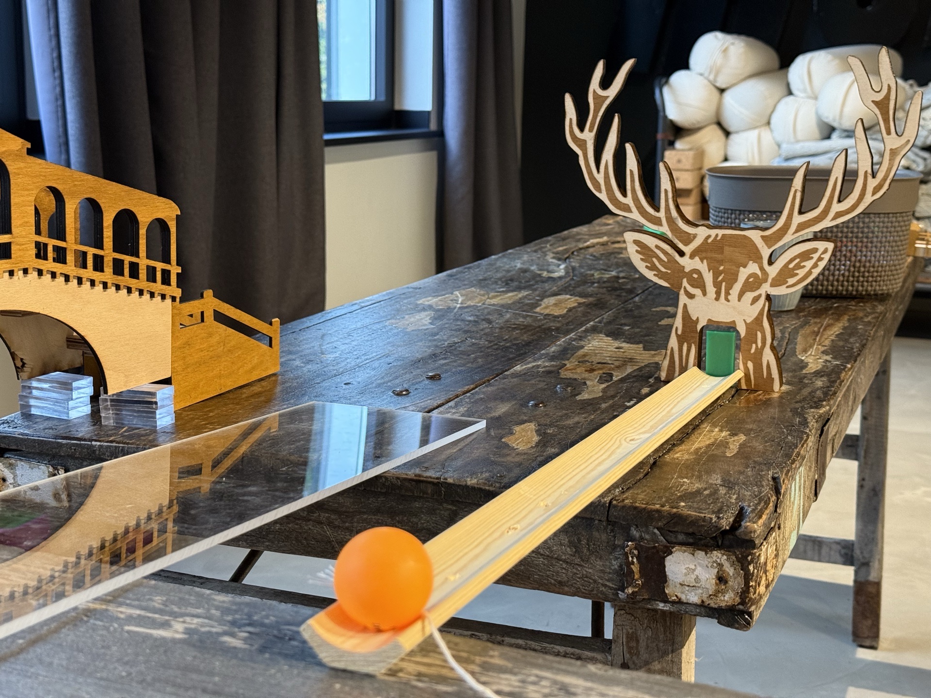 Team arbeitet konzentriert an einer großen Domino-Kettenreaktion mit bunten Steinen